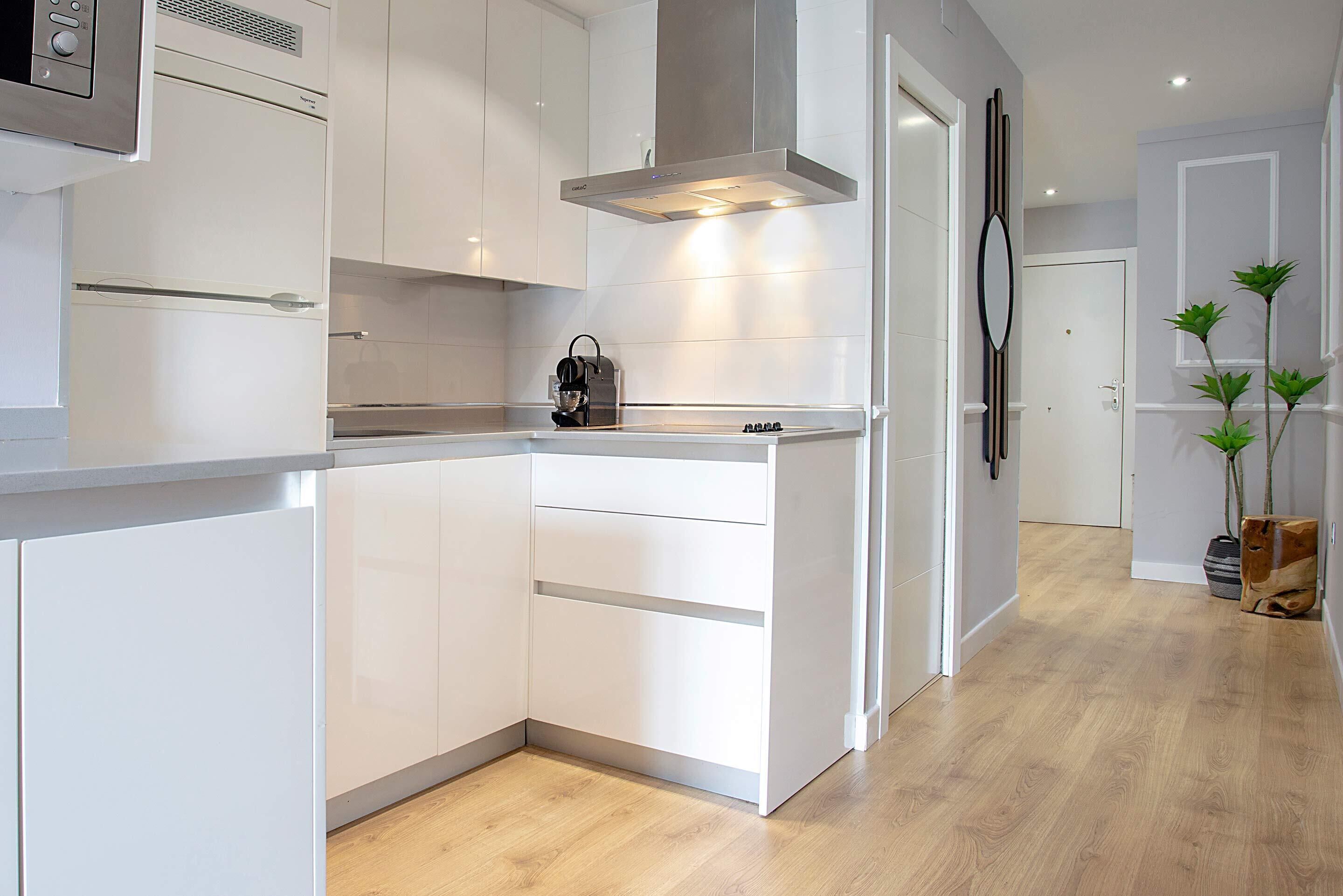 Huoneisto (2 Bedrooms) | Yksityinen keittiö | Täysikokoinen jääkaappi, mikroaaltouuni, liesi, kahvin-/teenkeitin