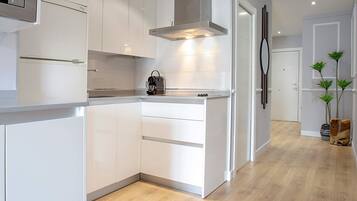 Huoneisto (2 Bedrooms) | Yksityinen keittiö | Täysikokoinen jääkaappi, mikroaaltouuni, liesi, kahvin-/teenkeitin