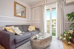 Apartment (2 Bedrooms) | Living room | 32-inch TV with cable channels - Genteel Home Amira (Granada)