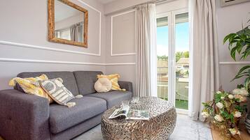 Huoneisto (2 Bedrooms) | Olohuone | 32–tuumainen televisio, jossa kaapelikanavat