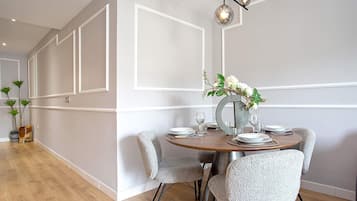 Apartment (2 Bedrooms) | In-room dining