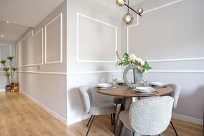 Apartamento (2 Bedrooms) | Servicio de comidas en la habitación