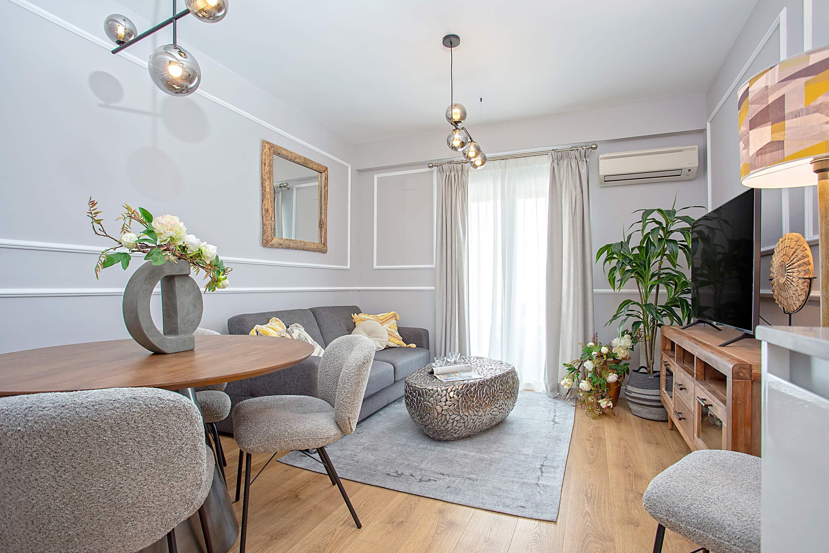 Appartement (2 Bedrooms) | Woonruimte | Een 32-inch televisie met kabelzenders