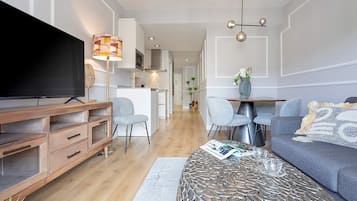 Appartement (2 Bedrooms) | Woonkamer | Een 32-inch televisie met kabelzenders