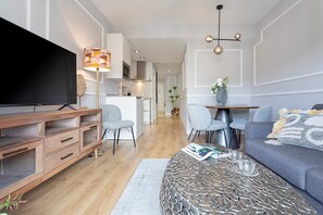 Appartement (2 Bedrooms) | Woonkamer | Een 32-inch televisie met kabelzenders