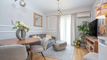 Apartment (2 Bedrooms) | Wohnbereich | 32-Zoll-Fernseher mit Kabelempfang