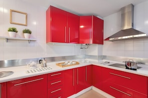 Appartement, 2 chambres | Cuisine privée | Grand réfrigérateur, micro-ondes, four, plaque de cuisson