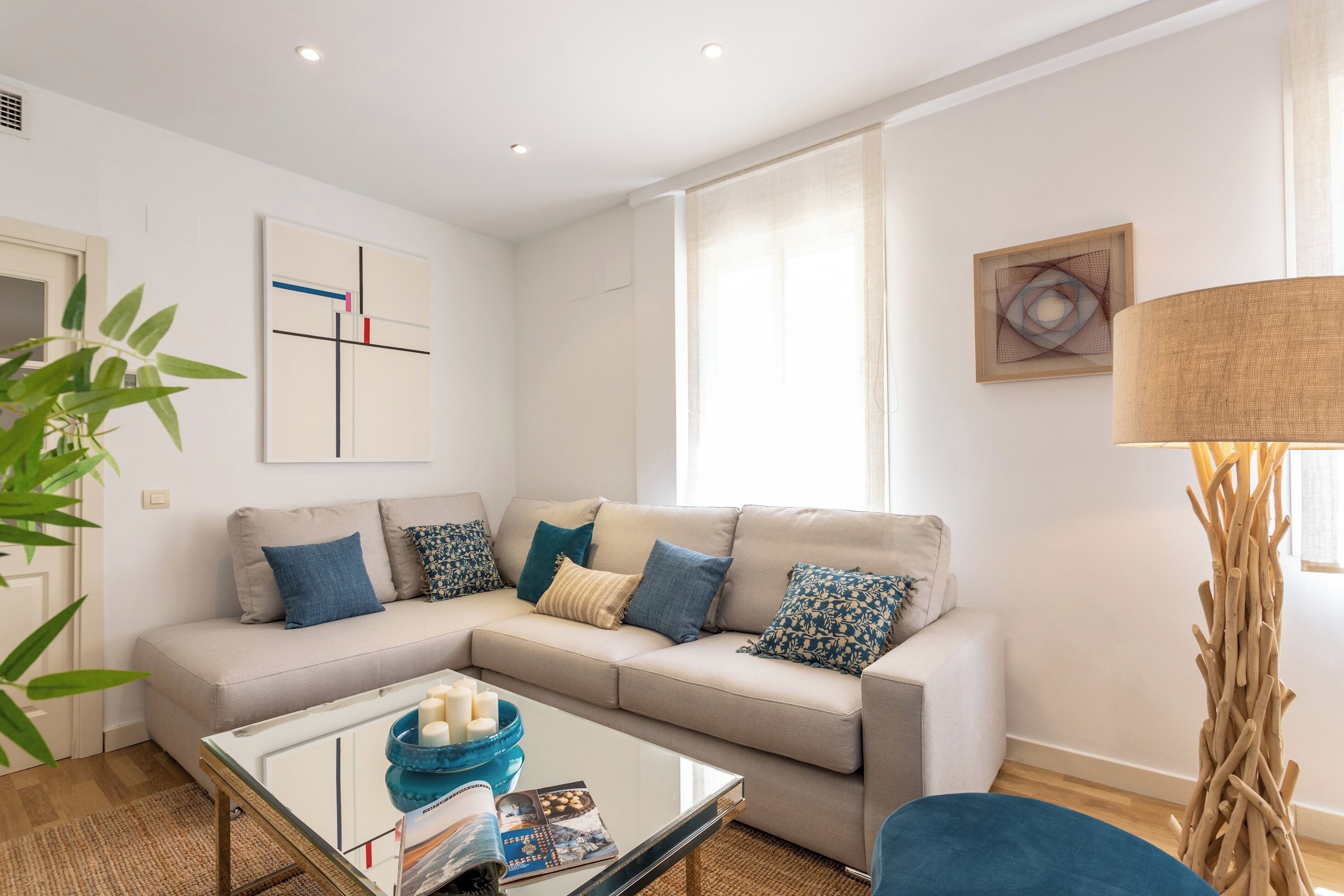 Apartment, Terrasse (2 Bedrooms) | Wohnbereich | 32-Zoll-Fernseher mit Kabelempfang