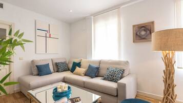 Apartment, Terrasse (2 Bedrooms) | Wohnbereich | 32-Zoll-Fernseher mit Kabelempfang