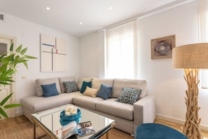 アパートメント テラス (2 Bedrooms) | リビング エリア | 32 インチのテレビ (ケーブル放送視聴可)