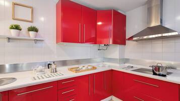 Appartement, terras (2 Bedrooms) | Privékeuken | Een koelkast met diepvriezer, een microgolfoven, een oven, een kookplaat