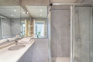 Apartment, Terrace (2 Bedrooms) | Bathroom