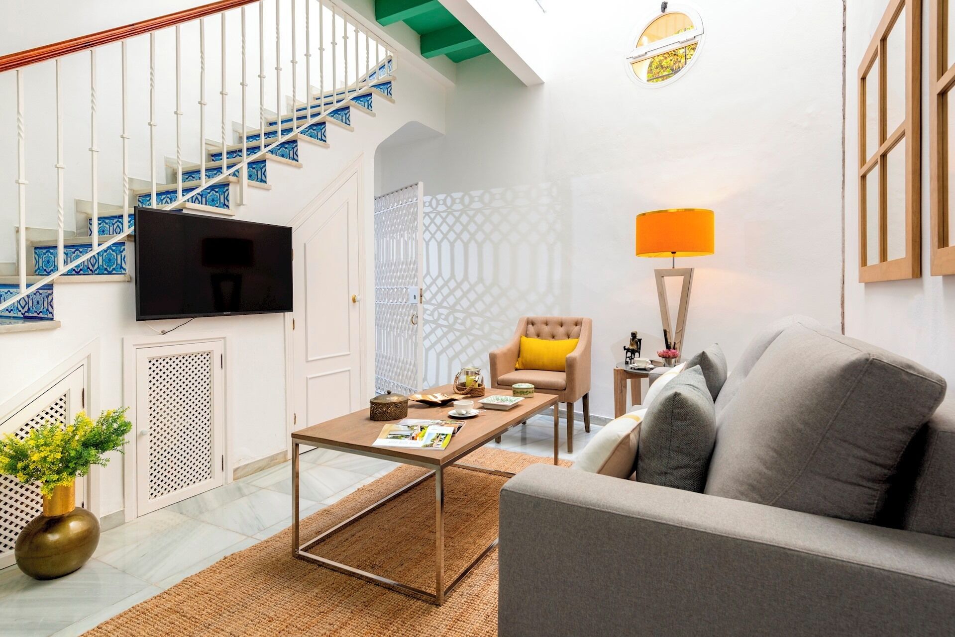 Apartment (5 Bedrooms) | Área de estar | TV 32 polegadas com canais a cabo