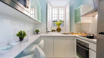 Apartment (5 Bedrooms) | Cozinha privada | Geladeira grande, micro-ondas, fogão, cooktop