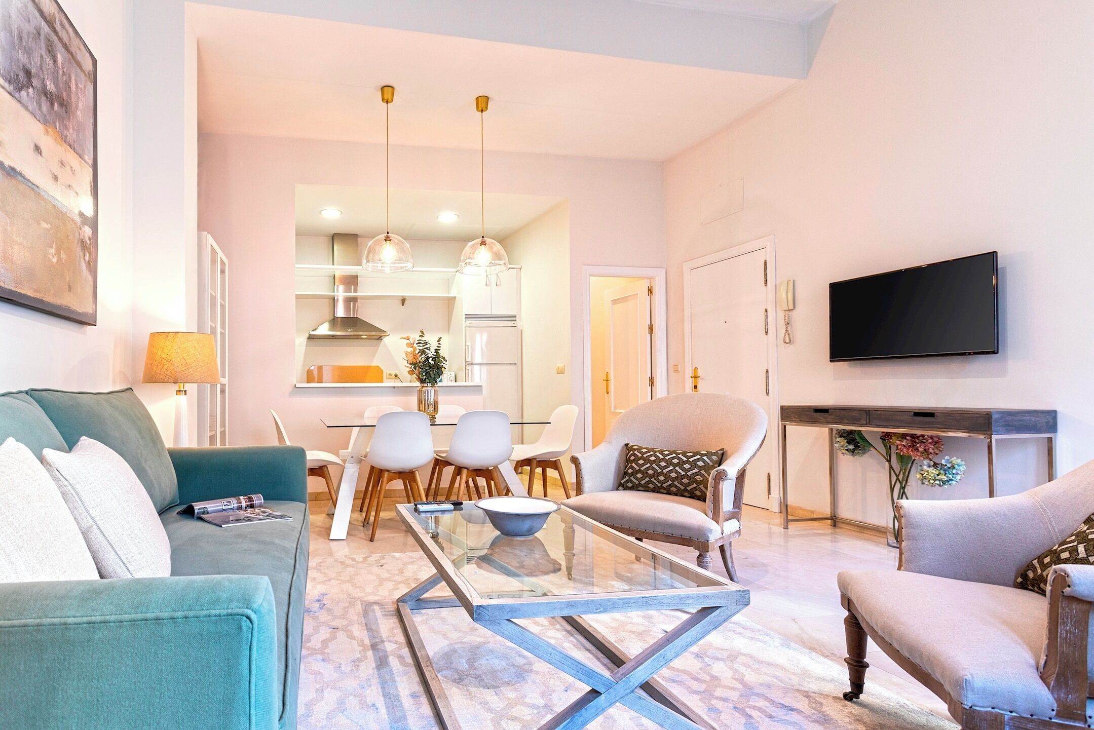 Lägenhet (2 Bedrooms) | Vardagsrum | 32-tums tv med kabelkanaler