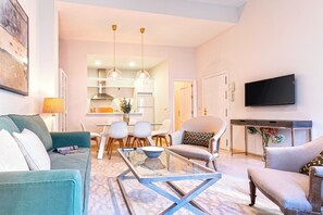 Leilighet (2 Bedrooms) | Oppholdsområde | En 32-tommers TV med kabel-kanaler