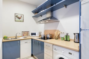 Apartment (2 Bedrooms) | Private kitchen | Full-sized fridge, microwave, stovetop, dishwasher