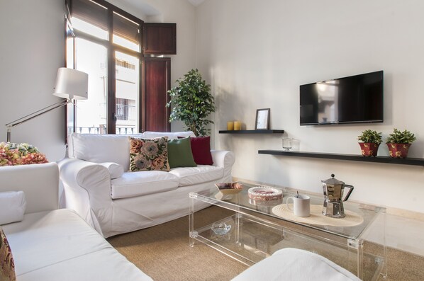 LĂ€genhet (2 Bedrooms) | Vardagsrum | 32-tums tv med kabelkanaler