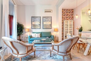 Apartment (2 Bedrooms) | Living area | 32-inch TV with cable channels - Genteel Home Arfe Terrace (Seville)