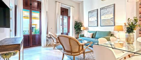 アパートメント (2 Bedrooms) | リビング エリア | 32 インチのテレビ (ケーブル放送視聴可)