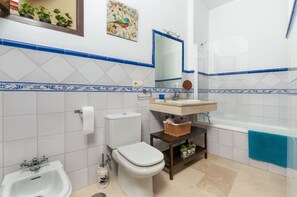 LÀgenhet (2 Bedrooms) | Badrum | Badkar och dusch, djupt badkar, hÄrtork och handdukar