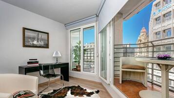 Appartement (2 Bedrooms) | Woonruimte | Een 32-inch televisie met kabelzenders