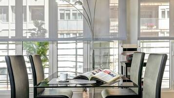 Apartamento (2 Bedrooms) | Servicio de comidas en la habitación