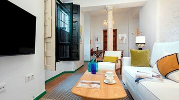 Appartement (2 Bedrooms) | Woonruimte | Een 32-inch televisie met kabelzenders