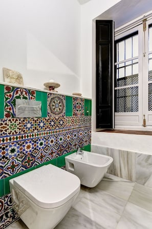 Apartamento (2 Bedrooms) | Baño | Ducha, secador de pelo, toallas y jabón