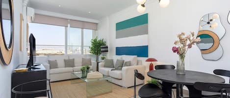 Leilighet (1 Bedroom) | Oppholdsområde | En 32-tommers TV med kabel-kanaler