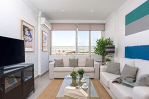 Huoneisto (1 Bedroom) | Oleskelualue | 32–tuumainen televisio, jossa kaapelikanavat