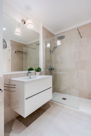 Apartment (1 Bedroom) | Bathroom | Shower, hair dryer, towels, soap