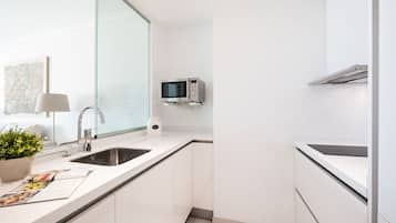 Appartamento (1 Bedroom) | Cucina privata | Frigorifero con congelatore, microonde, piano cottura