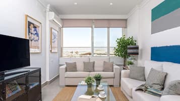 Apartment (1 Bedroom) | Wohnbereich | 32-Zoll-Fernseher mit Kabelempfang