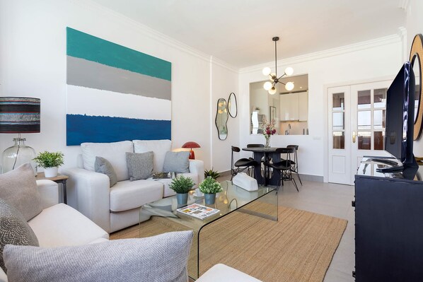 Huoneisto (1 Bedroom) | Olohuone | 32–tuumainen televisio, jossa kaapelikanavat