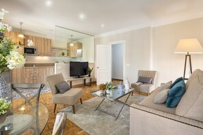 Appartement (2 Bedrooms) | Woonkamer | Een 32-inch flatscreentelevisie met kabelzenders en televisie