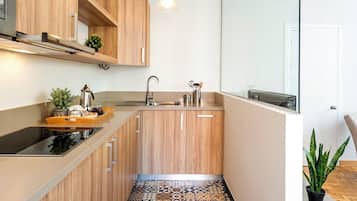 Apartment (2 Bedrooms) | Private kitchen | Full-sized fridge, microwave, coffee/tea maker, cookware/dishes/utensils