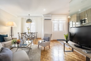 아파트 (2 Bedrooms) | 거실 | 케이블 채널 시청이 가능한 32인치 평면 TV, TV