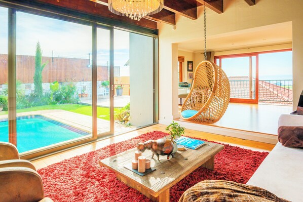 Sun & Sea Family Villa (4) | Wohnzimmer | 50-Zoll-Flachbildfernseher mit Satellitenempfang, Smart-TV, Kamin