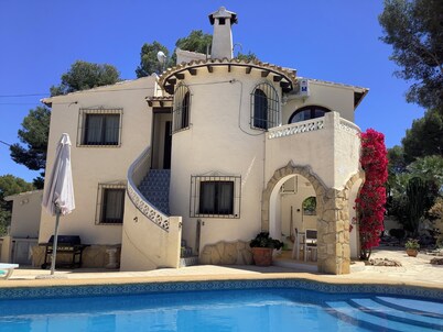 Quiet and Convenient! Fabulous  Villa suited to  Families, Walkers, Couples