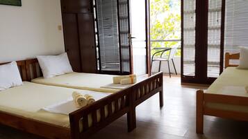 Classic Triple Room | 1 bilik tidur, meja, ruang kerja komputer riba, seterika/papan seterika