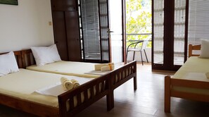 Classic Triple Room | Desk, laptop workspace, iron/ironing board, free WiFi