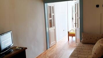 Suite Klasik | Ruang keluarga | Televisi 27-inci dengan saluran TV digital