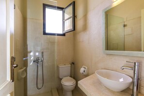Shower, hair dryer - Villa in Episkopi with private pool (Episkopi)