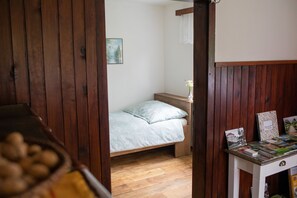 Casa tradicional | 2 dormitorios, espacio para trabajar con un portátil, cortinas opacas