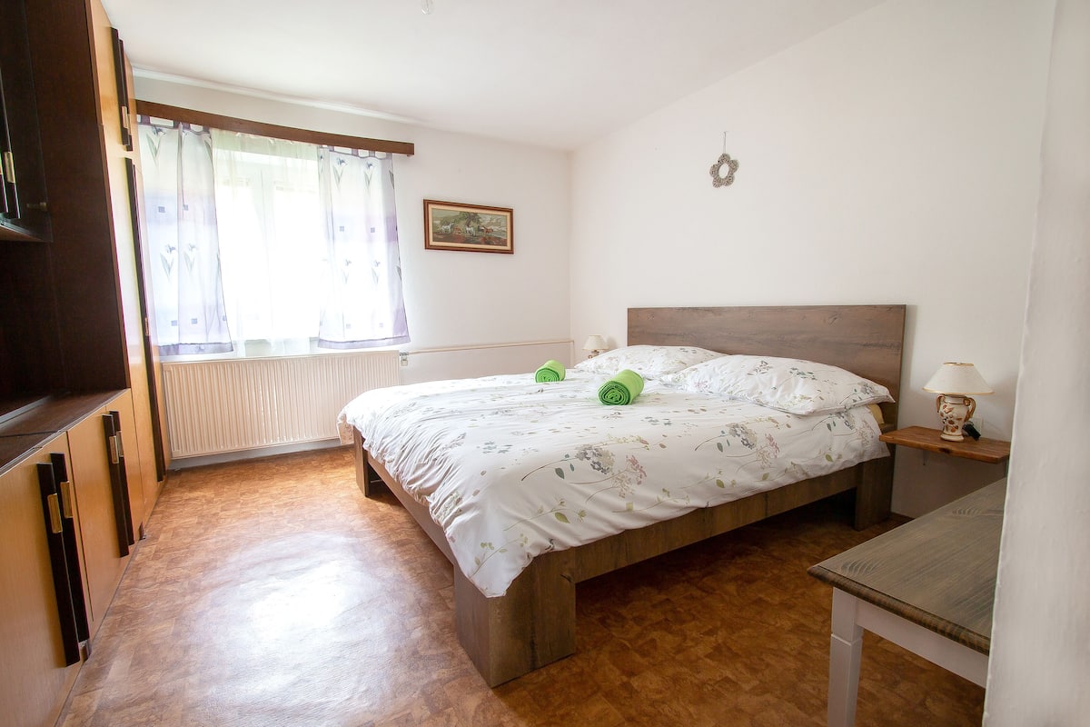 2 habitaciones, espacio para trabajar con laptop y cortinas blackout