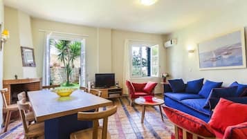Smart TV, lettore DVD, tavolo da ping pong