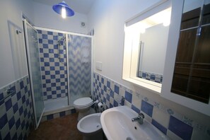Appartement, 2 slaapkamers | Badkamer | Een douche, een regendouche, gratis toiletartikelen, een haardroger