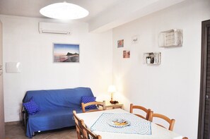 Appartamento, 2 camere da letto | Area soggiorno | TV LCD