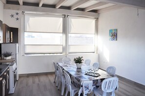 Apartment, 2 Schlafzimmer | Essbereich im Zimmer